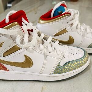 Lightly used pair of Jordan 1988 mid SS Grade School Shoes